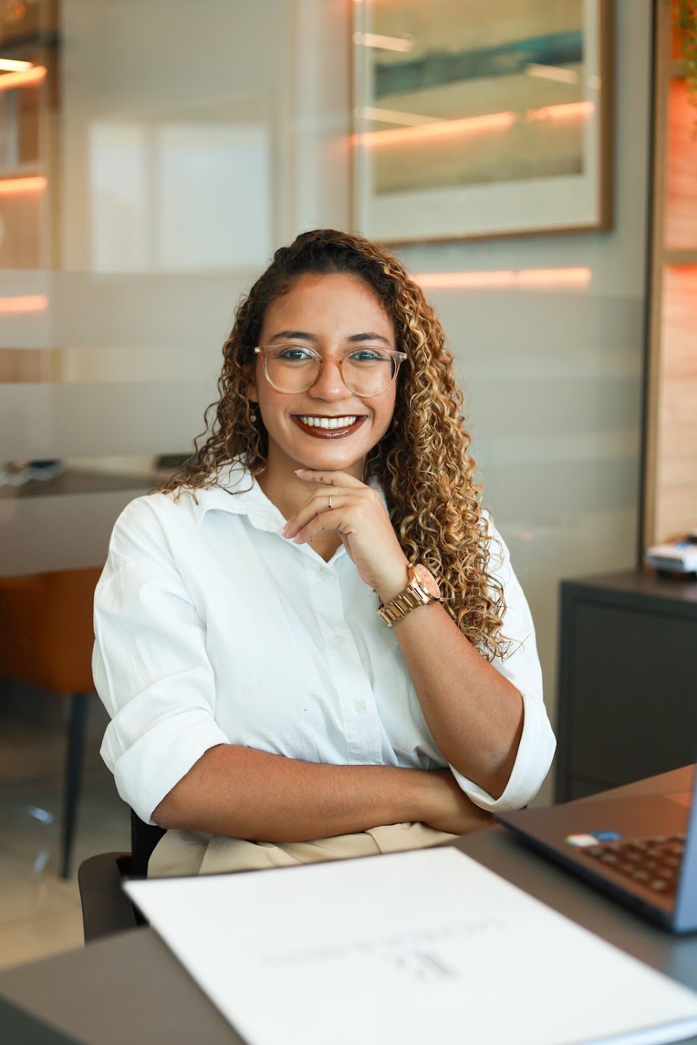 Dra. Emilly Kerthely em sua mesa